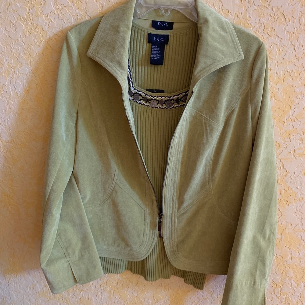 NWT Women’s top and jacket size M   Apple 🍏 color